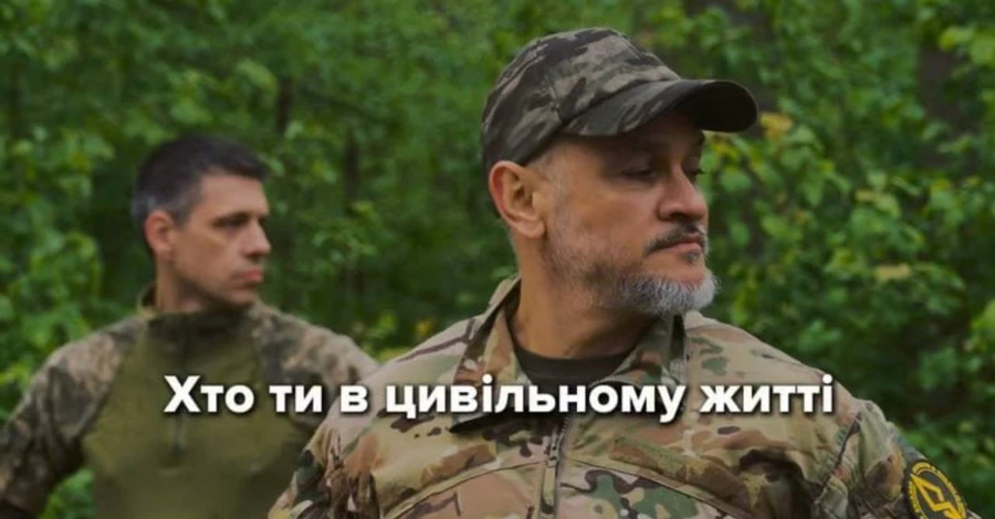 Ектор Хіменес-Браво показався у військовій формі і розповів, як проходив навчання на полігоні