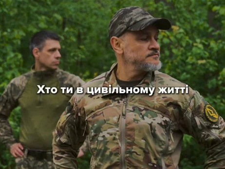 Ектор Хіменес-Браво показався у військовій формі і розповів, як проходив навчання на полігоні