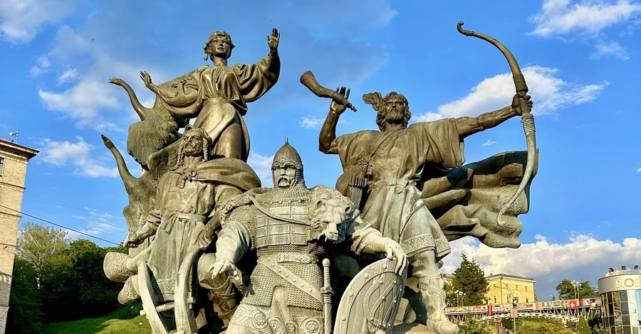 Кияни знову побачили памʼятник засновникам міста - захисну споруду демонтували