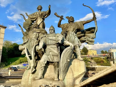 Киевляне снова увидели памятник основателям города – защитное сооружение демонтировали