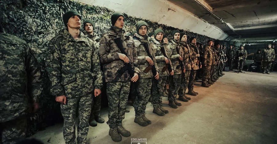 На Львовщине группа мужчин избила военного, который оповещал граждан