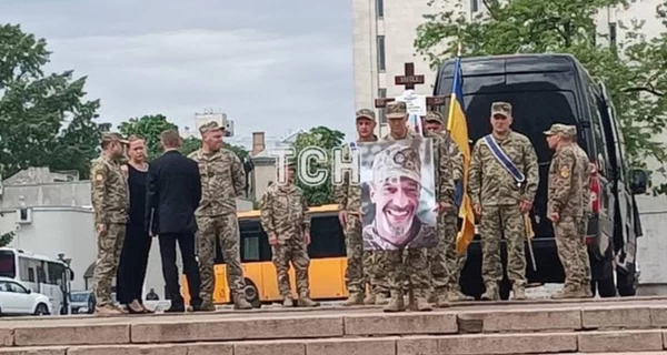 Педан, Падалко та Козловський прийшли попрощатися із загиблим на фронті шоуменом Максимом Неліпою