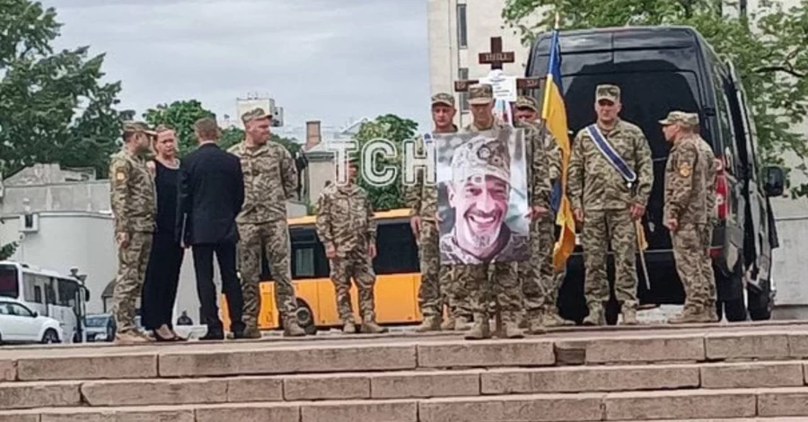 Педан, Падалко та Козловський прийшли попрощатися із загиблим на фронті шоуменом Максимом Неліпою