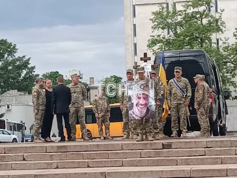 Педан, Падалко и Козловский пришли попрощаться с погибшим на фронте шоуменом Максимом Нелипой