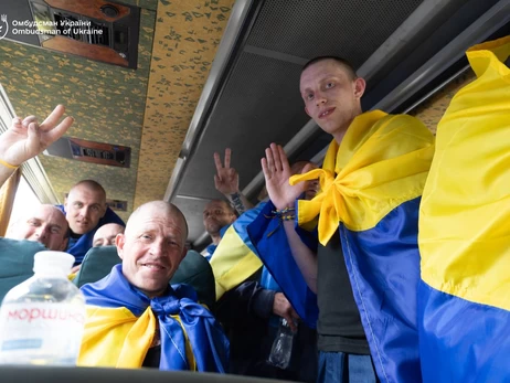 Омбудсмен показав кадри першого дзвінка звільненого захисника: 