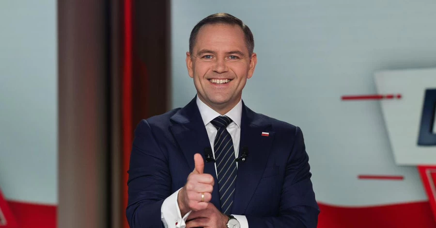Кандидат у президенти Польщі під час дебатів поклав до рота невідому речовину та викликав бурхливі обговорення у мережі 