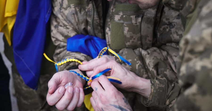 Додому з полону повернувся боєць, доньку якого у березні вивезли з окупації