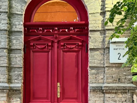 В Киеве восстановили двери исторического дома 1909 года