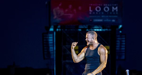 Солист Imagine Dragons развернул на концерте в Италии флаг Украины