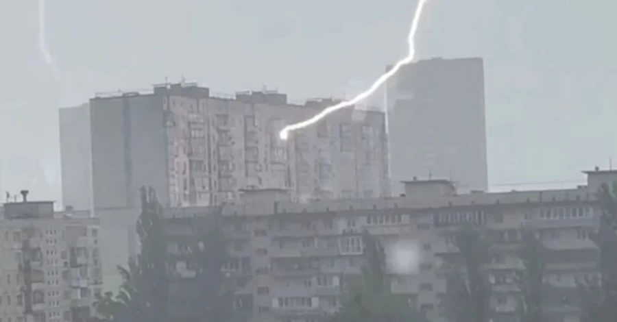 В Киеве в многоэтажку попала молния – область накрыла сильная гроза с градом