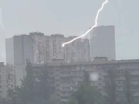 В Киеве в многоэтажку попала молния – область накрыла сильная гроза с градом