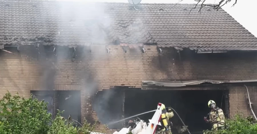 У Німеччині літак упав на житловий будинок, серед людей є жертви