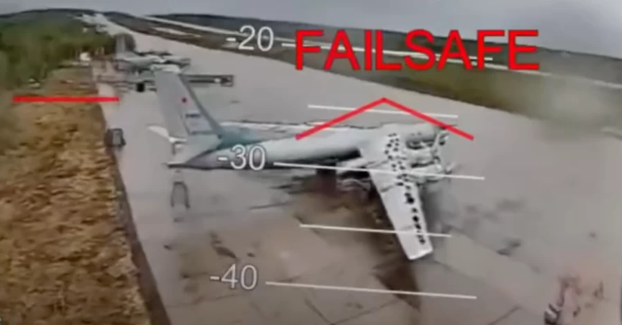 СБУ показала видео десятков горящих российских самолетов