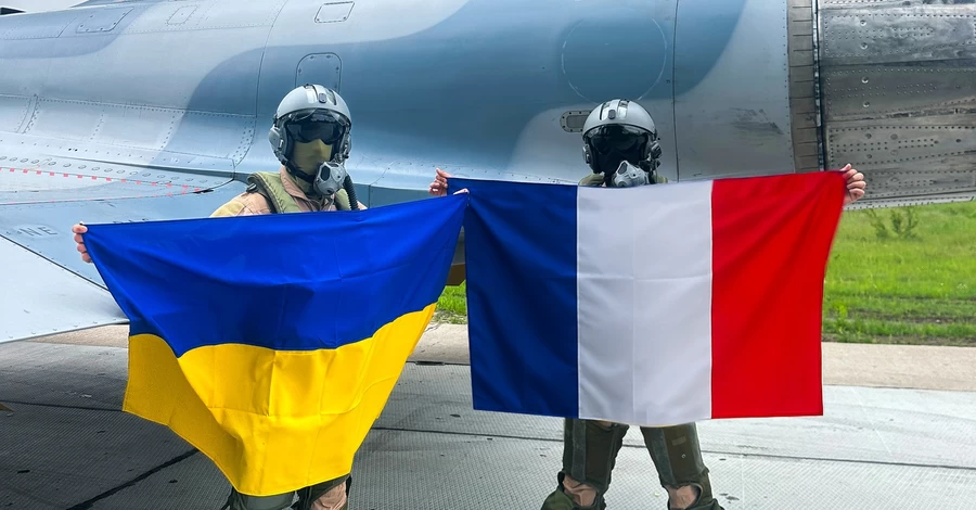 Истребители Mirage 2000 пролетели над Черным морем, 