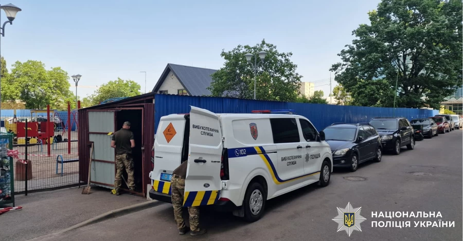 У Києві вибухнув сміттєвий бак, двох чоловіків травмовано