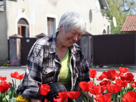 Пенсіонерка на Буковині перетворила рідне селище на величезну квіткову клумбу