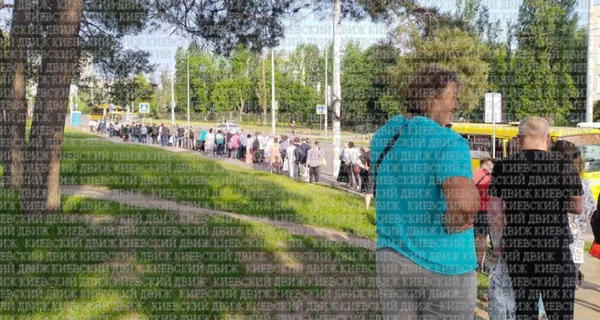 В Киеве после ночного обстрела – километровые очереди на остановках и такси за 1000 гривен