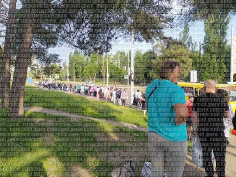 У Києві після нічного обстрілу - кілометрові черги на зупинках та таксі за 1000 гривень