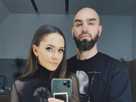 Солистка The Hardkiss Юлия Санина ответила на хейт, что вывезла мужа за границу