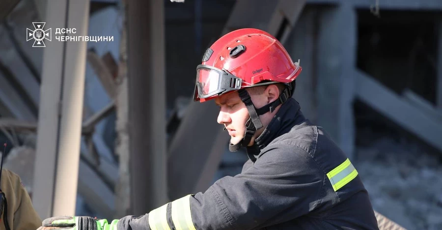 У Чернігові росіяни вдарили по об’єкту інфраструтктури, під завалами можуть бути люди
