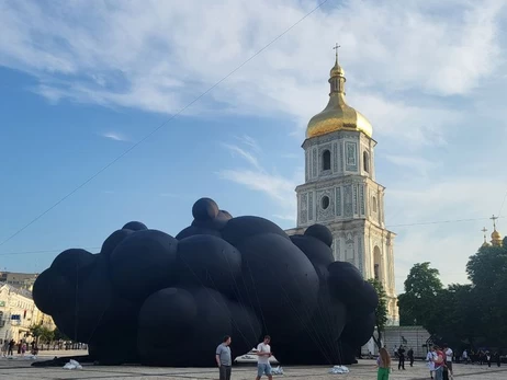 У центрі Києва показали інсталяцію, яка поїде на Burning Man 2025