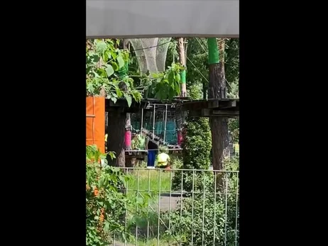В Киеве 14-летний мальчик упал с канатного аттракциона, его госпитализировали