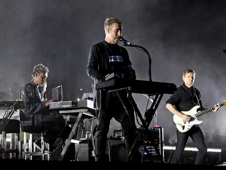 На концерте Massive Attack в Лондоне показали кадры из Киева, а зрители пришли с флагами Палестины