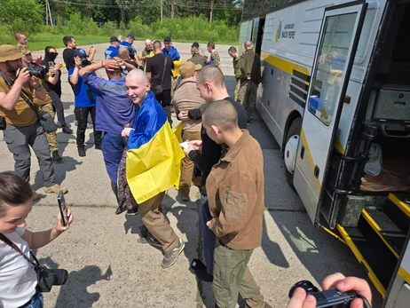 В Украину вернулись первые украинские военнопленные в возрасте до 25 лет, - Зеленский