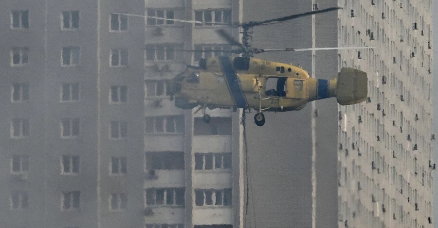 Після нічної атаки Київ у диму, ДСНС задіяла для гасіння пожеж гелікоптер  
