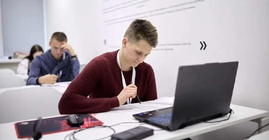 KSE запустила грантовую программу для «олимпиадников»: обещают стипендию в 500 долларов США