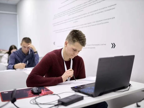 KSE запустила грантовую программу для «олимпиадников»: обещают стипендию в 500 долларов США