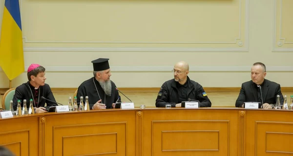 Шмыгаль поручил ускорить бронирование священнослужителей