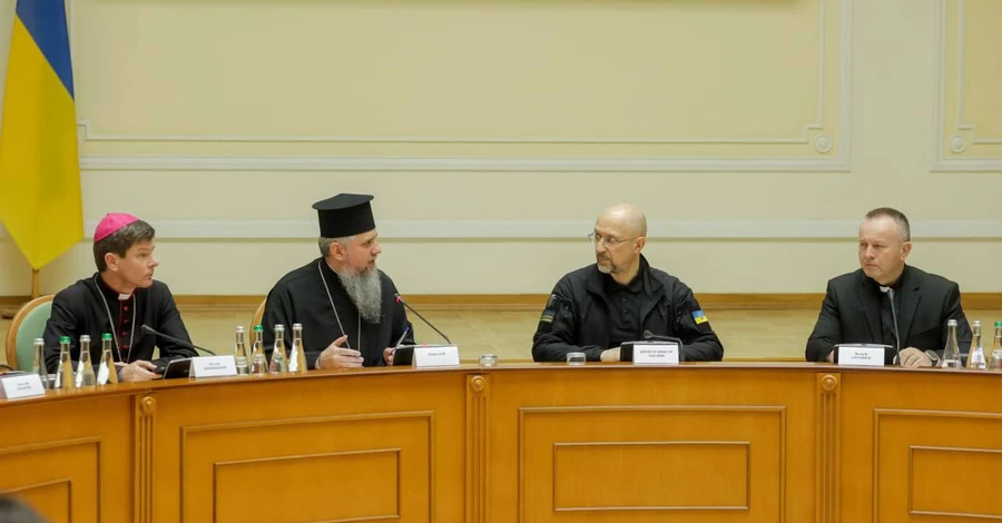 Шмыгаль поручил ускорить бронирование священнослужителей