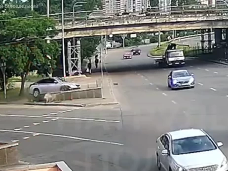 Появилось видео момента ДТП, когда автомобиль в Киеве въехал в подземный переход - в полиции рассказали подробности