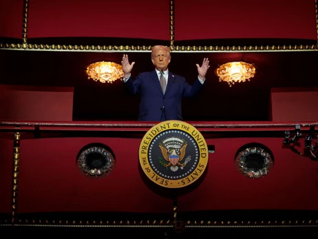 Аплодували та свистіли: поява Трампа у театрі викликала неоднозначну реакцію