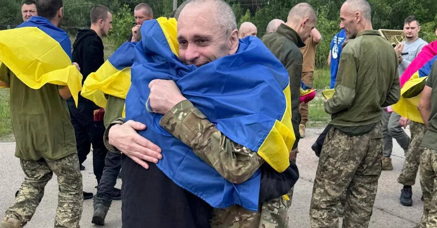 Украина вернула домой еще часть военнопленных, среди них - защитники Мариуполя
