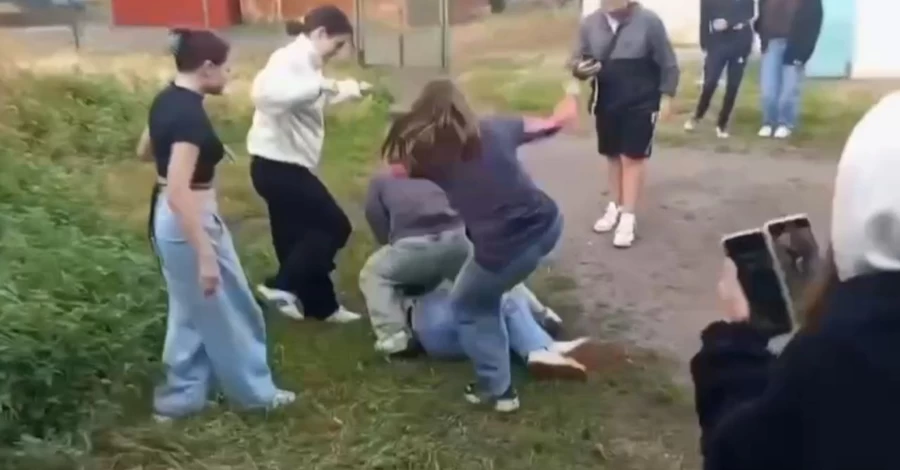 В Кировоградской области подростки избили девушку, сняли это на видео и выложили в интернет