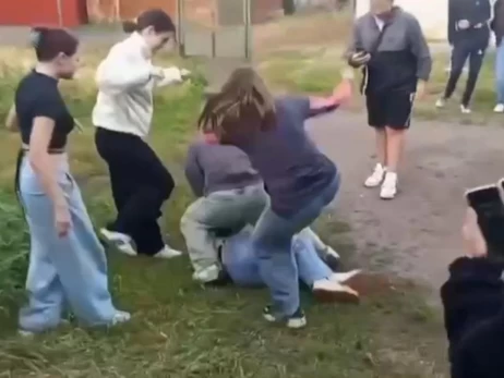 На Кіровоградщині підлітки побили дівчину, зняли це на відео та виклали в інтернет