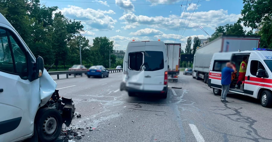 В Киеве столкнулись микроавтобус и два легковых авто - госпитализированы дети