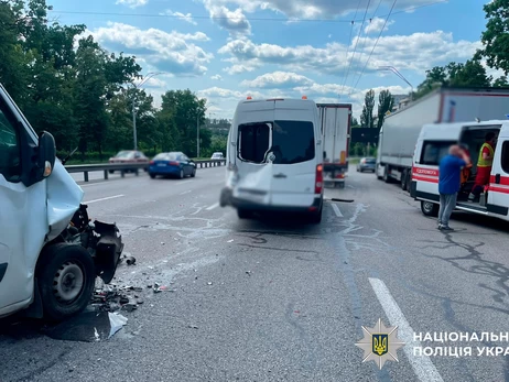 В Киеве столкнулись микроавтобус и два легковых авто - госпитализированы дети