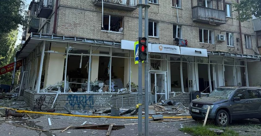 Під час нічної атаки у Києві зруйновано два відділення «Укрпошти» 