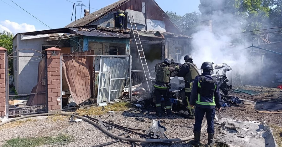 В Никополе российский дрон попал в авто в частном дворе - есть погибший