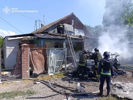 В Никополе российский дрон попал в авто в частном дворе - есть погибший