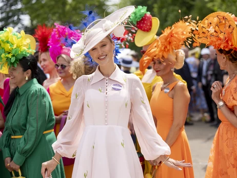 Маки, перья и помпоны: самые модные шляпки на конных скачках Royal Ascot 2025