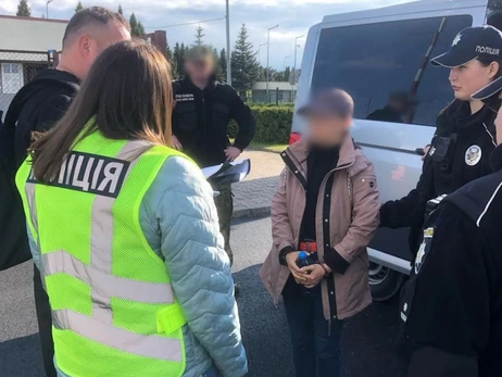Германия экстрадировала женщину, которая помогла 10 иранцам попасть в Украину