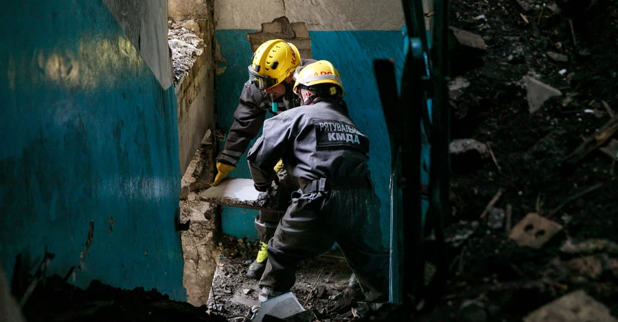  У пошкодженому через обстріл РФ будинку на Солом'янці впав проліт на сходах, мешканців евакуювали 