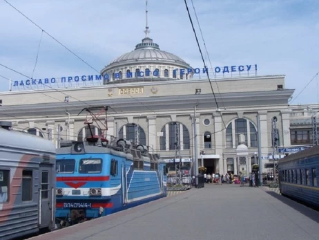 Росіяни вночі ударами дронів пошкодили вокзал в Одесі