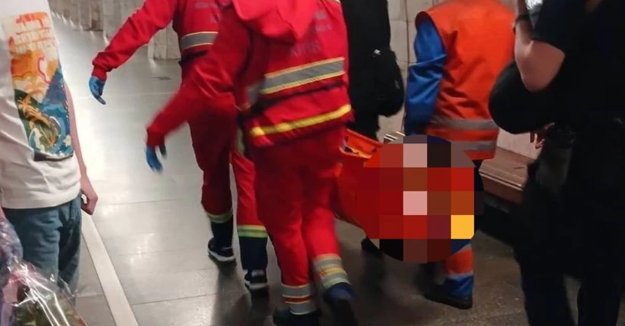 В Киевском метро зацепер, который пытался снять видео для соцсетей, получил серьезные травмы