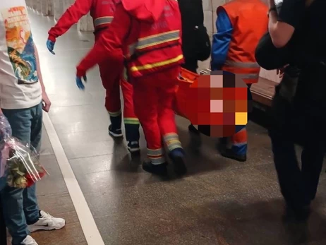 В Киевском метро зацепер, который пытался снять видео для соцсетей, получил серьезные травмы