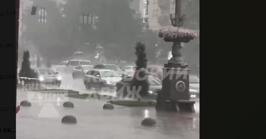 Київ накрила негода - сильний дощ із градом затопив вулиці столиці